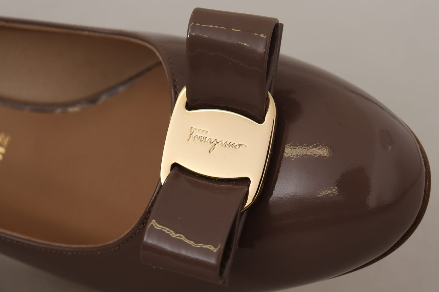 Salvatore Ferragamo Elegant Caraway Brown Pumps with Vara Bow